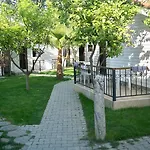 Отель Leda