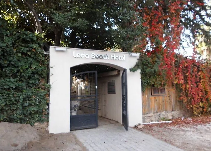 Отель Leda